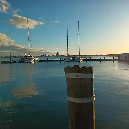 Meerzeit Eg شقة Altefähr